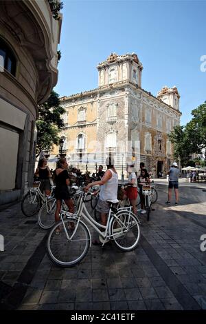 Touristen, die das Gebäude von Marques de dos Aguas, dem Sitz des Keramikmuseums in Valencia, Spanien, betrachten Stockfoto