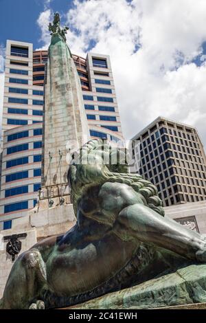 Nahaufnahme eines bronzenen Löwen des Wellington Cenotaph an der Kreuzung Lambton Quay / Bowen Street, auch bekannt als Wellington Citizens' war Memorial. Stockfoto