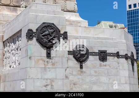 Podestdetails des Wellington Cenotaph an der Kreuzung Lambton Quay / Bowen Street, auch bekannt als Wellington Citizens' war Memorial. Stockfoto