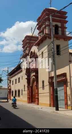 San Miguel de Piura, Piura / Peru - 5. April 2019: Blick auf das Erzbistum Piura im Zentrum der Stadt Stockfoto