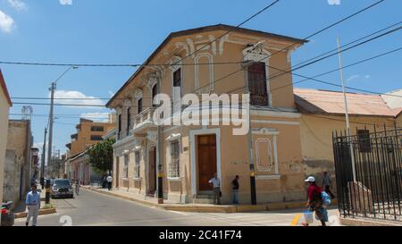 San Miguel de Piura, Piura / Peru - 5. April 2019: Tägliche Aktivitäten in einer alten Straße im Zentrum der Stadt Stockfoto