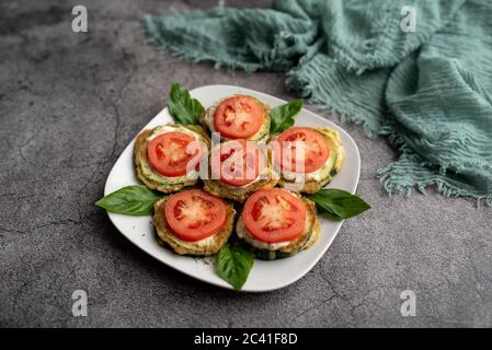 Gebratene Zucchini mit Tomatendill Mayonnaise und Knoblauchsoße. Russische, europäische Vorspeise Stockfoto