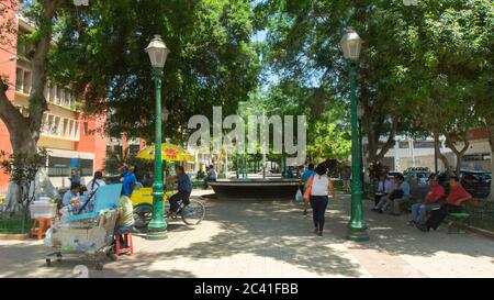 San Miguel de Piura, Piura / Peru - 5. April 2019: Menschen zu Fuß auf der Plaza Pizarro im Zentrum der Stadt Stockfoto