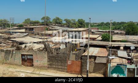 Narihuala, Piura / Peru - 6. April 2019: Blick auf das Dorf Narihuala in der Nähe des Dorfes Catacaos Stockfoto