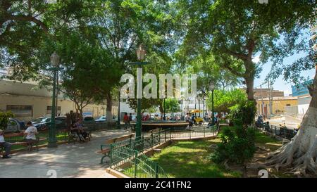 San Miguel de Piura, Piura / Peru - 5. April 2019: Menschen zu Fuß auf der Plaza Pizarro im Zentrum der Stadt Stockfoto