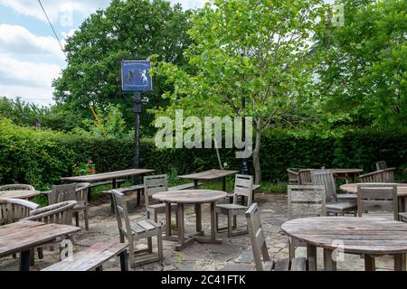 Forty Green, Buckinghamshire, Großbritannien. Juni 2020. Der Royal Standard of England Pub ist Englands ältester Freihauskneipe. Vermieter haben auf Regierungsratschläge gewartet, wenn sie ihre Biergärten wieder öffnen können, um Alkohol draußen zu servieren. Es war gedacht worden, dass sie ab dem 22. Juni 2020 wieder öffnen könnten, aber die Regierung hat gesagt, dass es wahrscheinlich ab dem 4. Juli 2020 sein wird. Quelle: Maureen McLean/Alamy Stockfoto