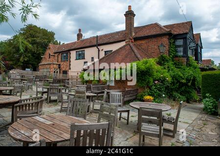 Forty Green, Buckinghamshire, Großbritannien. Juni 2020. Der Royal Standard of England Pub ist Englands ältester Freihauskneipe. Vermieter haben auf Regierungsratschläge gewartet, wenn sie ihre Biergärten wieder öffnen können, um Alkohol draußen zu servieren. Es war gedacht worden, dass sie ab dem 22. Juni 2020 wieder öffnen könnten, aber die Regierung hat gesagt, dass es wahrscheinlich ab dem 4. Juli 2020 sein wird. Quelle: Maureen McLean/Alamy Stockfoto