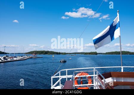 Schöne Aussicht vom Deck des Kreuzfahrtschiffes, das den Saimaa See, Lappeenranta, Finnland, hinauffährt. Stockfoto