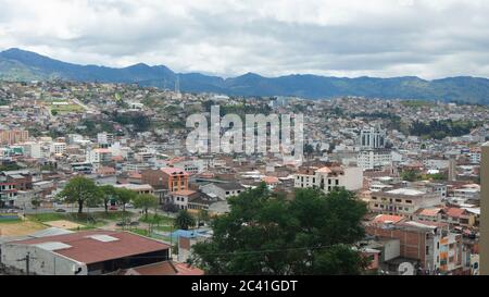 Panoramablick auf die Stadt Loja in Ecuador mit Bergen am Horizont an einem bewölkten Nachmittag Stockfoto