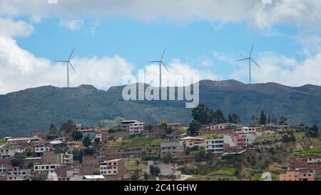 Panoramablick auf die Stadt Loja in Ecuador mit Windturbinen am Horizont Stockfoto