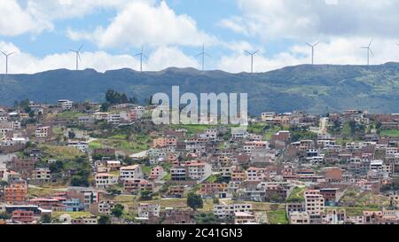 Panoramablick auf die Stadt Loja in Ecuador mit Windturbinen am Horizont Stockfoto