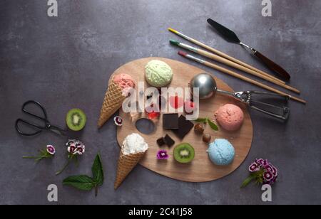 Sortierte Sommereis schöpfen auf einer Malerpalette mit verschiedenen Geschmacksrichtungen und Zutaten Stockfoto