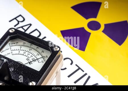 Handgerät zur Strahlenuntersuchung, das am Symbol für radioaktives Material auf dem Etikett erkennt Stockfoto