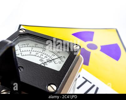 Handgerät zur Strahlenuntersuchung, das am Symbol für radioaktives Material auf dem Etikett erkennt Stockfoto