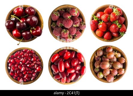 Collage aus roten Früchten und Beeren isoliert auf weiß. Set aus Erdbeeren, Kirschen, Himbeeren, Kornsteinen, Stachelbeeren und Granatapfelkernen. Süß und Stockfoto