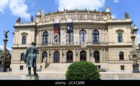 Prag, Tschechische Republik. Juni 2020. Am Rudolfinum-Gebäude in Prag, Tschechische Republik, am 23. Juni 2020 hängen Plakate mit dem Porträt der tschechischen Rechtsanwältin und Politikerin Milada Horakova und der von Kommunisten ermordeten Inschrift. Milada Horakova wurde am 27. Juni 1950 nach einem vom kommunistischen Regime fabrizierten Prozess hingerichtet. Kredit: Michal Krumphanzl/CTK Foto/Alamy Live Nachrichten Stockfoto