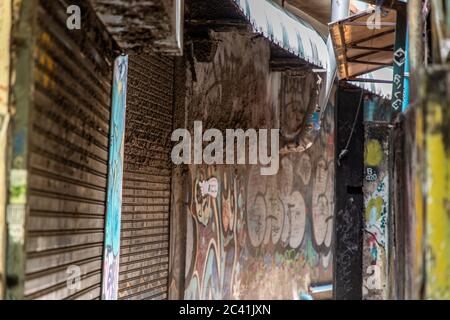 Bangkok, Thailand - Jun 19, 2020 : der geschlossene Laden in Alley an der Khao San Road tagsüber ohne Menschen. COVID-19 Ausbruchsituation Stockfoto