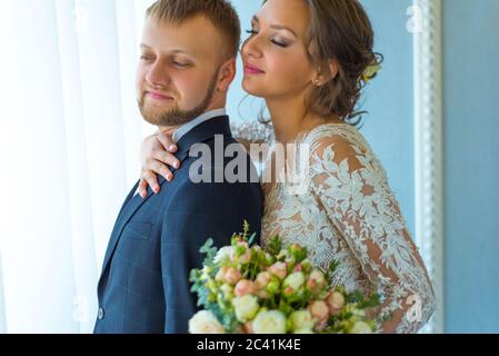 Porträt einer glücklichen Braut und Bräutigam. Lächelnde junge Menschen von fünfundzwanzig Jahre alt, Hochzeitszeremonie, Braut und Bräutigam Paar in der Liebe, Hochzeitskleid Stockfoto