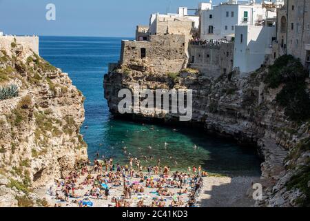 Polignano, Italien - 17 September, 2019: die Menschen entspannen und schwimmen am schönen Strand Lama Monachile in Polignano a Mare, Adria, Apulien, Bari provin Stockfoto