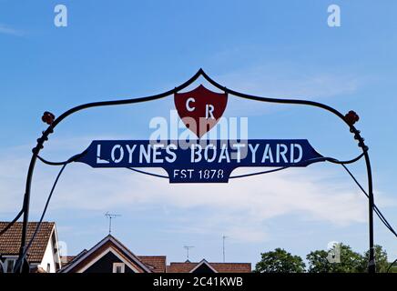 Blick auf ein Schild zu Loynes Boatyard auf den Norfolk Broads in Wroxham, Norfolk, England, Vereinigtes Königreich. Stockfoto