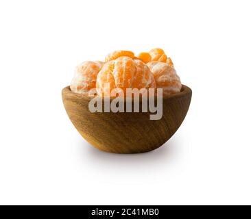 Reife und schmackhafte Mandarinen isoliert auf weißem Hintergrund. Frische Mandarinen mit Kopierraum für Text. Mandarin in einer Holzschale isoliert auf weißem Hintergrund Stockfoto