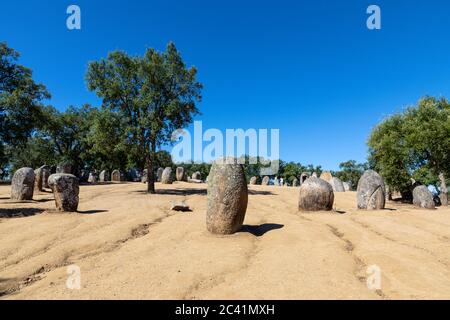 Granit-Stehstein, Menhir, mit anderen megalithischen und neolithischen Stehsteinen am Almendres Cromlech bei Evora, Portugal Stockfoto
