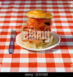 Leberwurst-Sandwich auf einer Rolle Stockfoto