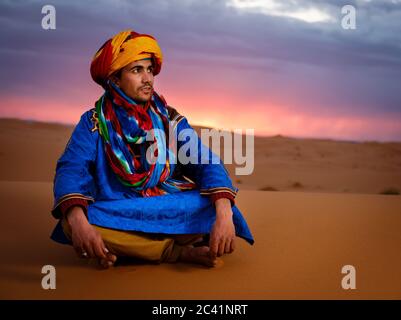 MERZOUGA, MAROKKO - CA. MAI 2018: Porträt von Berber aus der Sahara Stockfoto