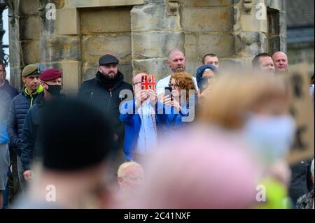 Richmond, North Yorkshire, Großbritannien - 14. Juni 2020: Britische All Lives Matter Gegenprotestierende beobachten einen Protest gegen Black Lives Matter Stockfoto