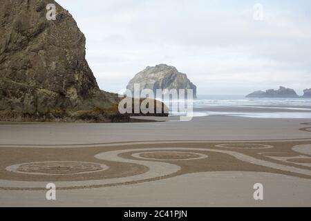 Kreise im Sand Labyrinth am Face Rock Beach in Bandon, Oregon, USA. Stockfoto