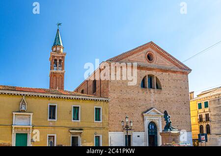 Parrocchia di San Giacomo Apostolo katholische Kirche mit Glockenturm im historischen Zentrum von Chioggia Stadt, blauer Himmel Hintergrund im Sommer, Region Venetien, Norditalien Stockfoto