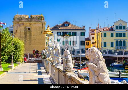 Refugium peccatorum Denkmäler in der Nähe von Marina Wasserkanal im historischen Zentrum von Chioggia Stadt, blauer Himmel Hintergrund im Sommer, Region Venetien, Norditalien Stockfoto