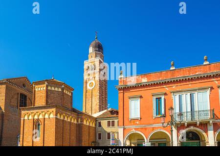 Uhr und Glockenturm der Kathedrale Santa Maria Assunta Duomo römisch-katholische Kirche Gebäude in Chioggia Stadt historischen Zentrum, blauer Himmel Hintergrund im Sommer, Region Venetien, Norditalien Stockfoto