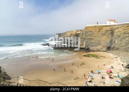 Portugiesische Küste. Der Strand Zambujeira do Mar ist Teil der Küste von Vicentine und des Naturparks Alentejo in Portugal. Stockfoto