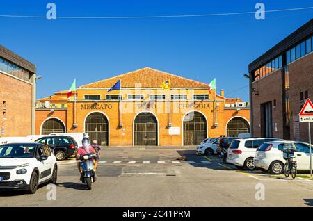 Chioggia, Italien, 16. September 2019: Fischmarkt Gebäude Mercato Ittico all'ingrosso, blauer Himmel Hintergrund im Sommer Tag, Region Venetien Stockfoto