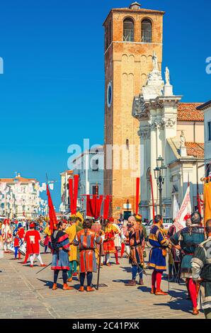 Chioggia, Italien, 16. September 2019: Menschen Schauspieler nehmen an Filmaufnahmen, Massenszene Filmproduktion in der Straße des historischen Stadtzentrums mit alten bunten bunten bunten Gebäuden, Region Venetien Stockfoto