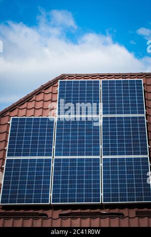 Solarpaneele auf Dachdach des Hauses montiert Stockfoto
