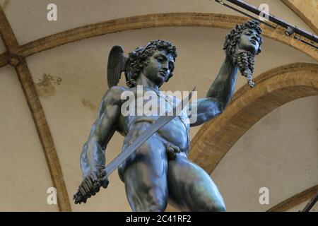 Perseus mit dem Kopf der Medusa, Bronzestatue von Benvenuto Cellini, Piazza Signoria, Florenz, Italien Stockfoto
