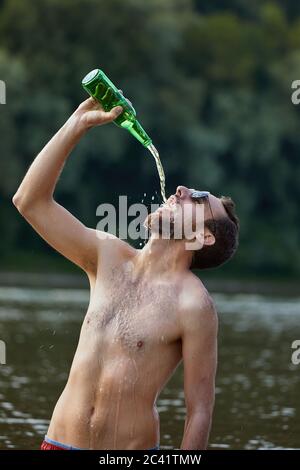 Mann trinkt wie verrückt Stockfoto