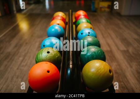 Bunte Bowling-Bälle auf dem Regal in der Bowling-Club Stockfoto