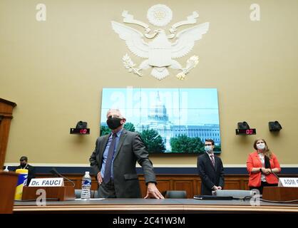 Dr. Anthony Fauci, Direktor des National Institute for Allergy and Infectious Diseases, National Institutes of Health, kommt zu einer Anhörung des Ausschusses für Energie und Handel des Repräsentantenhauses über die Reaktion der Trump-Regierung auf die COVID-19-Pandemie am Dienstag, den 23. Juni 2020, auf dem Capitol Hill in Washington, DC. Quelle: Kevin Dietsch/Pool via CNP weltweit Stockfoto