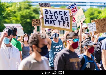 Manhattan, New York - 13. Juni 2020: Schwarze Leben sind wichtig friedliche Demonstranten üben ihr erstes Änderungsrecht aus und stehen gegen Polizeibrutalität. Stockfoto
