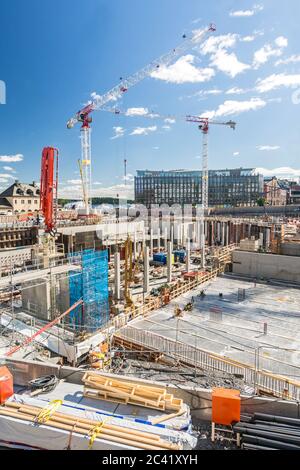 Vertikale Aufnahme von großer Baustelle mit Fundamenten und Kränen Stockfoto