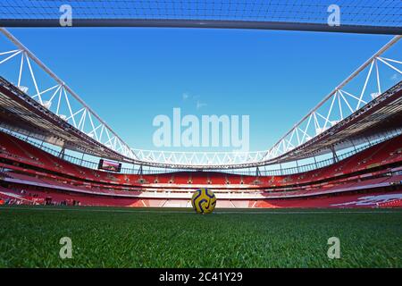 LONDON, ENGLAND - 18. JANUAR 2020: Der offizielle Spielball dargestellt vor der 2019/20 Premier League Spiel zwischen Arsenal FC und Sheffield United FC im Emirates Stadion.