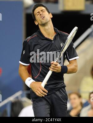 Queens, Vereinigte Staaten Von Amerika. September 2011. FLUSHING, NY – SEPTEMBER 01: Novak Djokovic aus Serbien gibt einen Schuss gegen Carlos Berlocq aus Argentinien während des vierten Tages der 2011 US Open im USTA Billie Jean King National Tennis Center am 1. September 2011 in der Flushing Nachbarschaft des Queens Bezirk von New York City zurück.Leute: Novak Djokovic Kredit: Storms Media Group/Alamy Live News Stockfoto