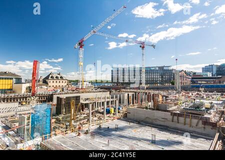 Horizontale Aufnahme einer großen Baustelle mit Fundamenten und Kränen Stockfoto