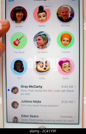 San Francisco, Kalifornien, USA. Juni 23, 2020. Eine Person, die die IOS14-fixierten Unterhaltungen verwendet, ermöglicht den einfachen Zugriff auf wichtige Unterhaltungen. Stockfoto