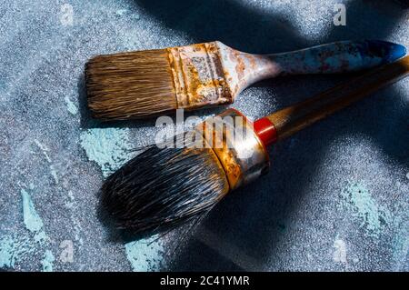 Nahaufnahme von zwei alten und rostigen Pinsel Stockfoto