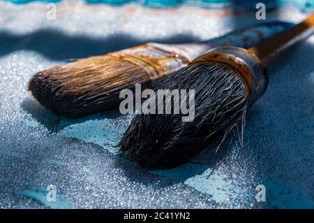 Nahaufnahme von zwei alten und rostigen Pinsel Stockfoto