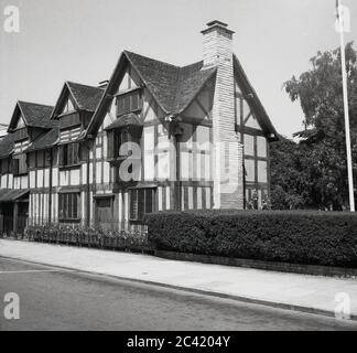 1960s, historisch, Henley Street, Stratford upon Avon, ein elisabethanischen Anwesen mit Holzrahmen, das 1564 als Geburtsort des englischen Dramatikers William Shakespeare bekannt war. Das Gebäude, das dem Geburtsort und der Heimat von Shakespeare als Kind geglaubt wurde, wurde 1847 als nationales Denkmal erworben und wird vom Shakespeare Birthplace Trust (SBT), einer unabhängigen Bildungseinrichtung und der bedeutendsten Shakespeare-Wohltätigkeitsorganisation der Welt, betrieben. Die Straße vor dem Grundstück, in der man zu der Zeit parken konnte, wurde später zur Fußgängerzone erklärt. Stockfoto